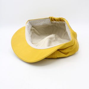 Boina com pala pele ecológica Bordeaux usada em look urbano