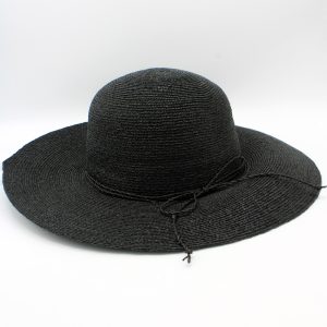 Chapéu sisal aba larga em uso ao ar livre — proteção UV