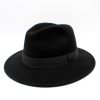 Chapéu fedora preto em feltro com fita preta, vista frontal
