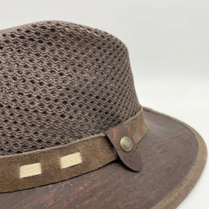 Chapéu cortiça visto de lado, mostrando aba larga e acabamento premium