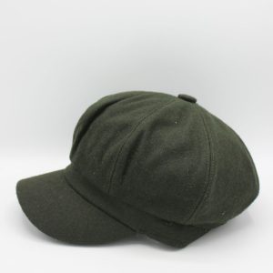 Boina com pala inverno em contexto de moda feminina outonal