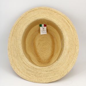 Pormenor do chapéu de palha natural com fita preta