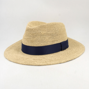 Chapéu de palha natural com fita azul marinho, copa estruturada e aba média