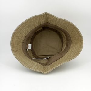 SKU 12959B — Interior do chapéu bucket em tom taupe, com elástico de ajuste