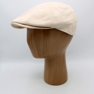 SKU 18520BG — Boné Piquet Gatsby bege, vista lateral num busto de exposição.