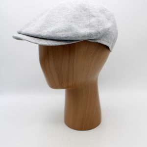 SKU 18520G — Boné Piquet Gatsby cinzento, vista lateral num busto de exposição.