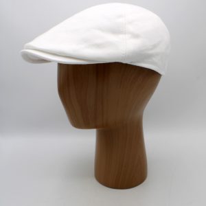 SKU 18520OF — Boné Piquet Gatsby branco, vista lateral num busto de exposição.