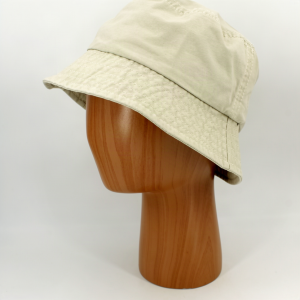 SKU 12959B — Chapéu bucket em tom claro, vista lateral