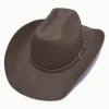 SKU cwb01 — chapéu cowboy castanho em lã, vista de três quartos, com fita e aplicação metálica.