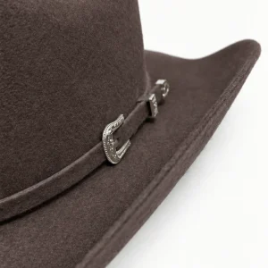 SKU cwb01 — detalhe da fita e aplicação metálica do chapéu cowboy castanho em lã.