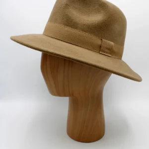 SKU 18915 — chapéu fedora impermeável em lã castanho claro com fita gorgorão, vista lateral em suporte