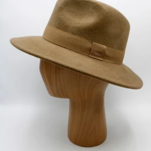 SKU 18915 — chapéu fedora impermeável em lã castanho claro com fita gorgorão, vista a três quartos em suporte