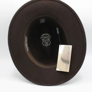 SKU 18915 — interior do chapéu fedora impermeável em lã castanha, com etiquetas e marcações do produto