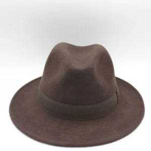 SKU 18915 — chapéu fedora impermeável em lã castanha com fita tom sobre tom, vista a três quartos