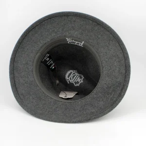 SKU 18915 — interior do chapéu fedora impermeável em lã cinzento mesclado, com etiquetas e marcações do produto
