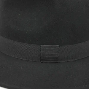 SKU 18915 — detalhe da fita gorgorão e do acabamento em lã preta do chapéu fedora impermeável