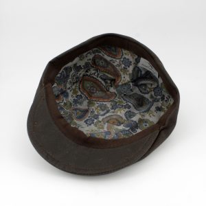 SKU 28005MA — interior do boné plano castanho com forro paisley