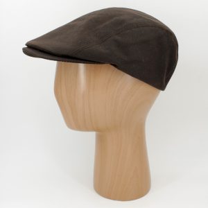 SKU 28005MA — boné plano castanho em algodão sobre suporte