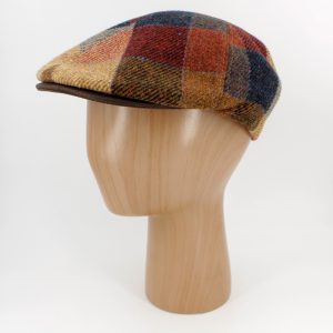 SKU 28020MA — boina plana patchwork multicolor em vista lateral sobre manequim