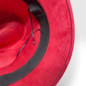 SKU 80008 — interior vermelho do chapéu com fita preta
